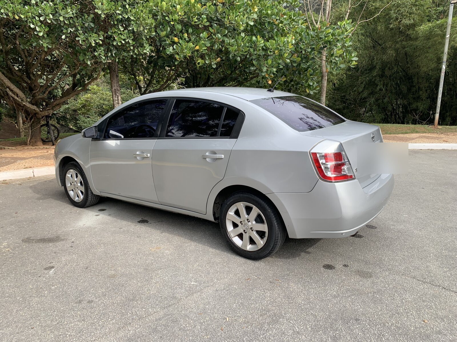 Sentra S CVT prata, vista traseira 3/4